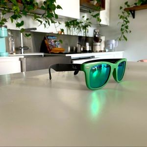 Ray and sunglasses, women’s.